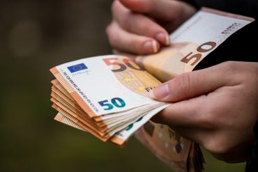 Des billets de banque de 50€ - Image by wirestock on Freepik