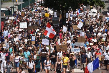 Manifestation antivax tirée de l'article https://www.ledauphine.com/social/2021/07/29/anti-pass-et-antivax-qui-sont-les-meneurs-en-savoie